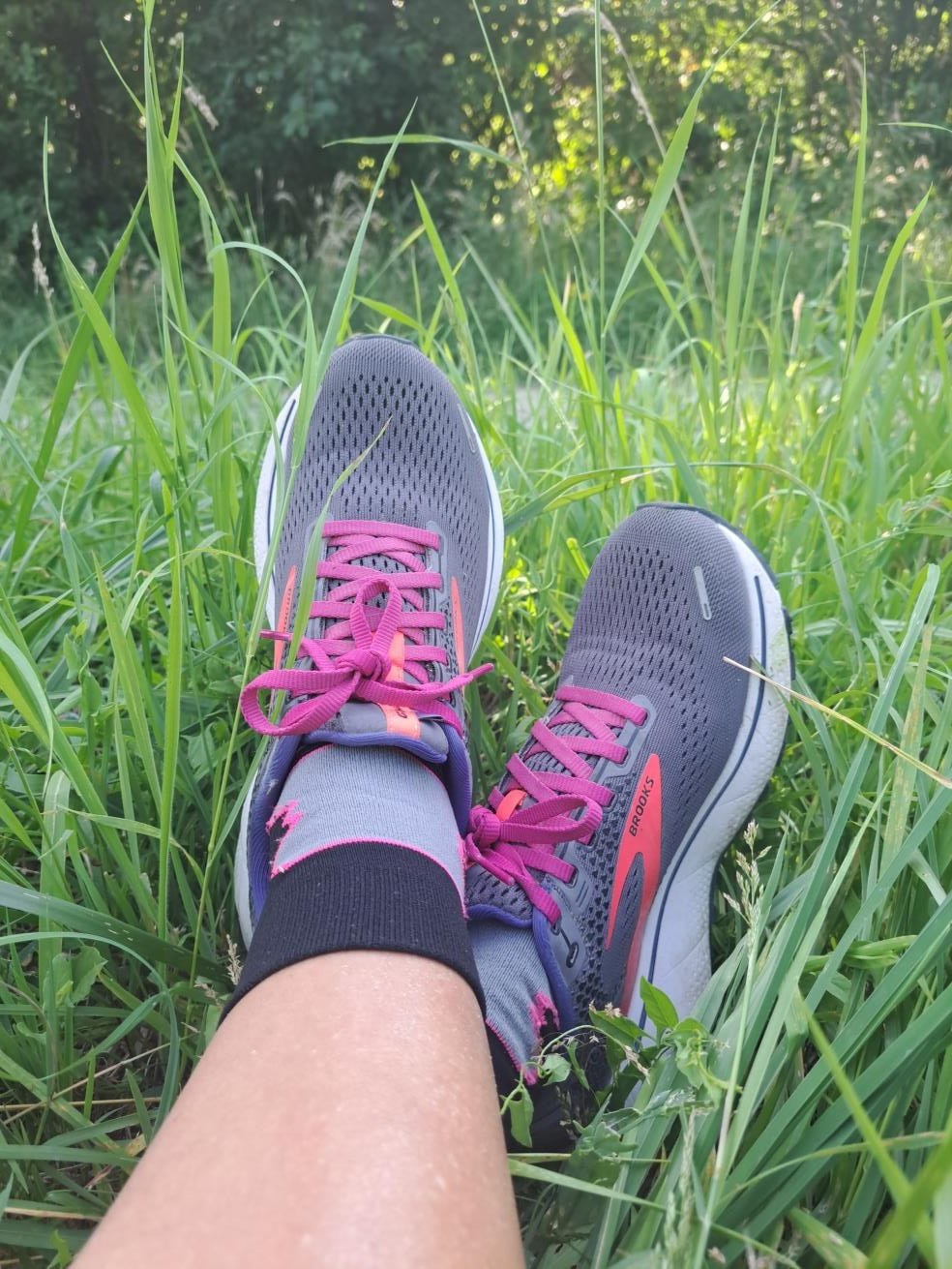 Baskets dans l’herbe, au repos après la course.