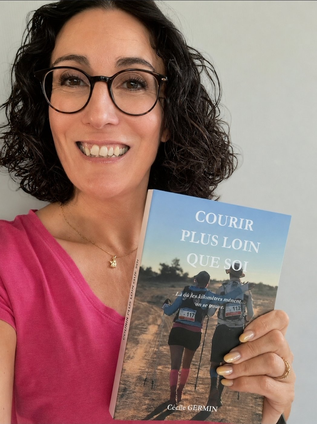 Cécile Germin tenant son livre Courir plus loin que soi.